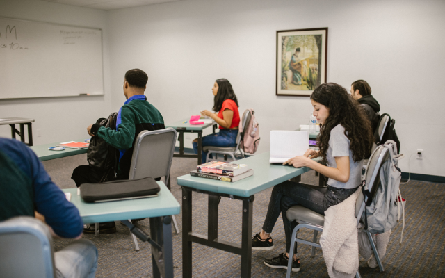 10 Cara Ampuh Menjawab Soal Tes TOEFL Listening dengan Tepat
