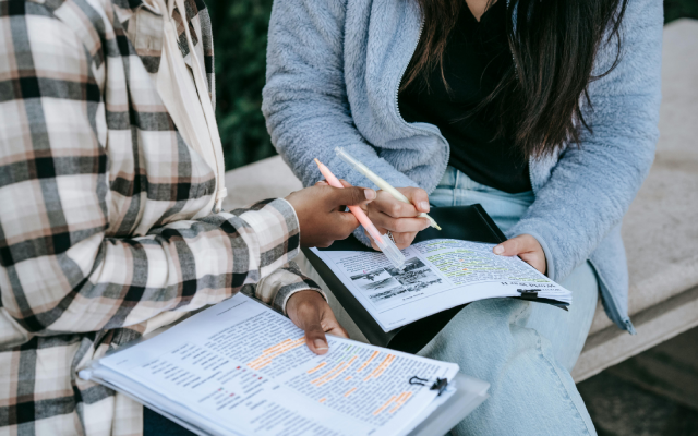 Simple Present Tense: Panduan Lengkap dan Praktis
