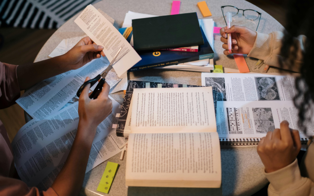 Perbedaan Penggunaan Have To dan Must dalam Bahasa Inggris Lengkap dengan Contoh