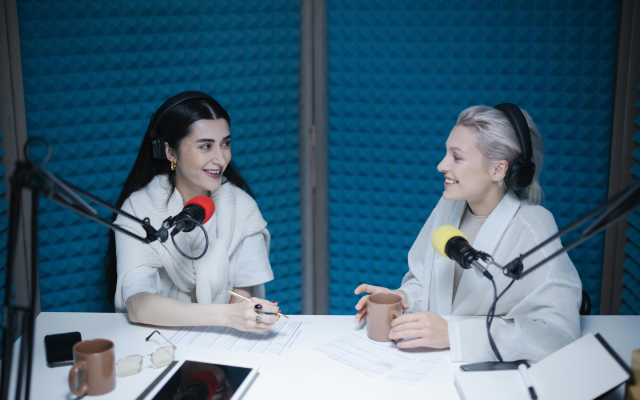 10 Rekomendasi Podcast Bahasa Inggris yang Bagus Untuk Level Advanced