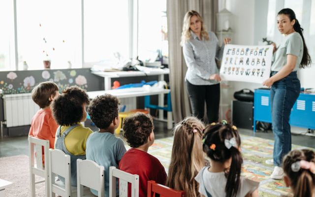 10 Materi Bahasa Inggris yang Cocok untuk Anak SD