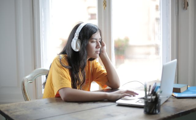 7 Materi Listening Bahasa Inggris yang Penting Dikuasai dan Strategi Belajarnya