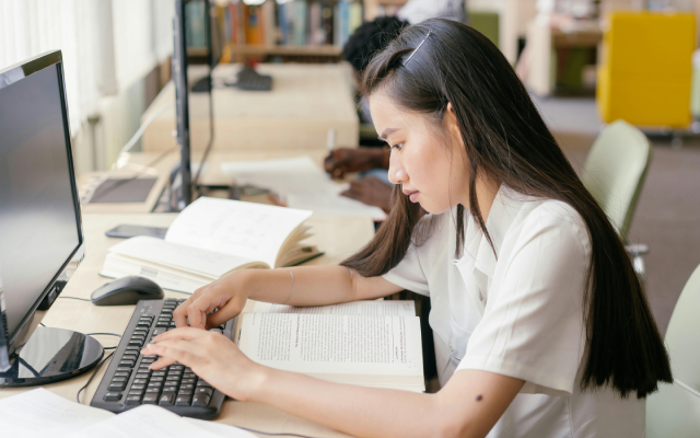 IELTS vs TOEFL iBT Lebih Susah Mana? Ini Faktanya!