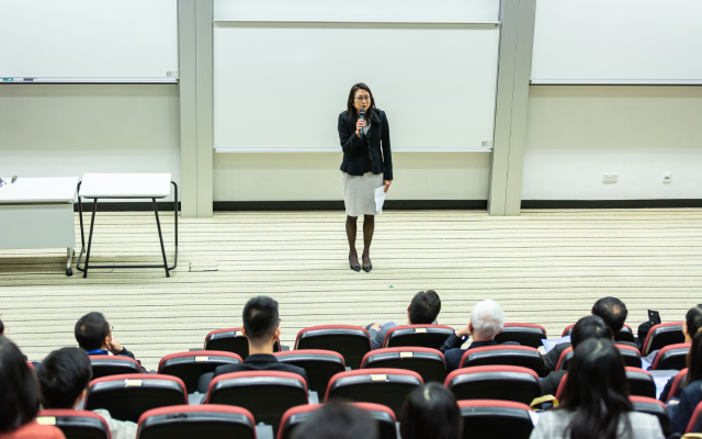 7 Manfaat Penting Belajar Public Speaking Bahasa Inggris
