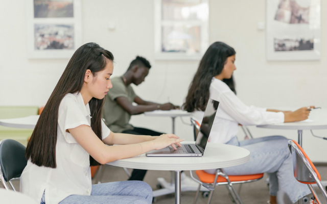 Kenapa Skor IELTS Test Writing Saya Tidak Naik? Ini 7 Hal yang Harus Dihindari!