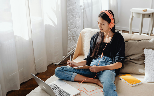 10 Cara Belajar Listening Bahasa Inggris yang Efektif untuk Pemula