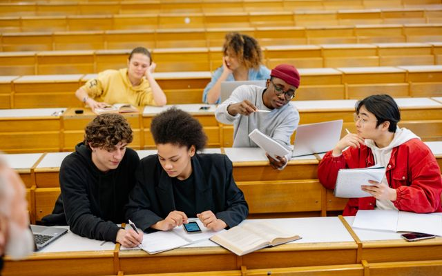 4 Cara Menjawab IELTS Writing Task 1 Line Graph yang Benar