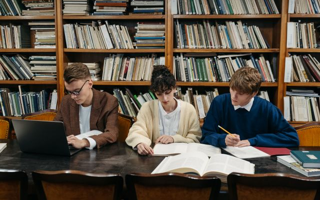 Because vs Because Of: Simak Perbedaan Penggunaannya dalam Bahasa Inggris
