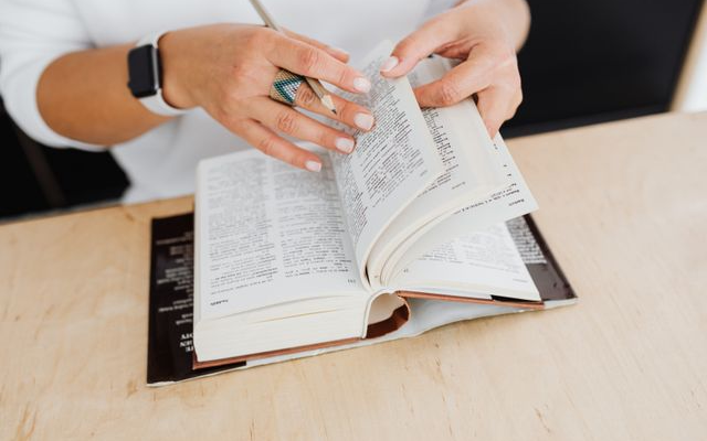 Reciprocal Pronoun adalah? Ini Definisi dan Contoh Kalimat yang Tepat