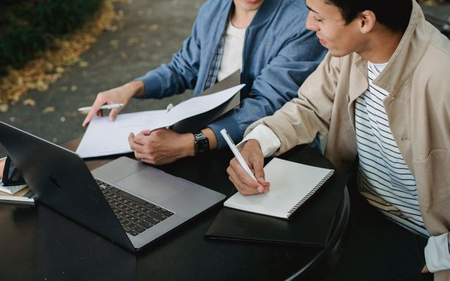 Perbedaan Penting TOEFL iBT Speaking dan IELTS Speaking yang Wajib Diketahui