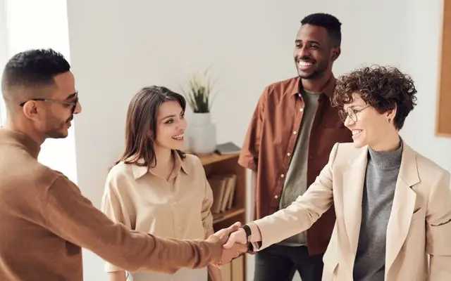 Berbagai Cara untuk Describing People dalam Bahasa Inggris