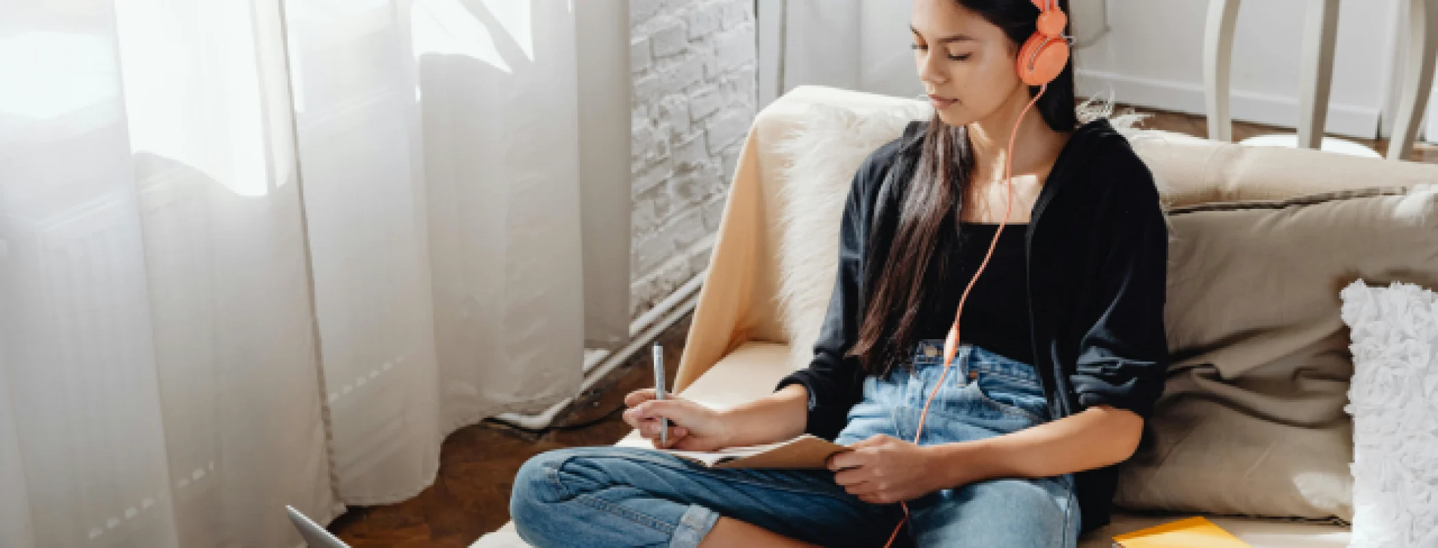 10 Cara Belajar Listening Bahasa Inggris yang Efektif untuk Pemula